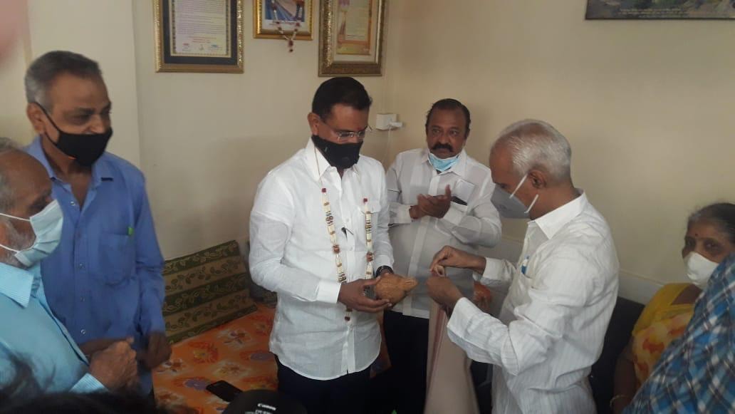 Delighted to be of service to my fellow citizens. Got the repair work done of toilets and water pipelines at Mhatrewadi, Ramanlal Chawl in Jambli Galli at Ward 15. Residents of the area expressed their gratitude by felicitating