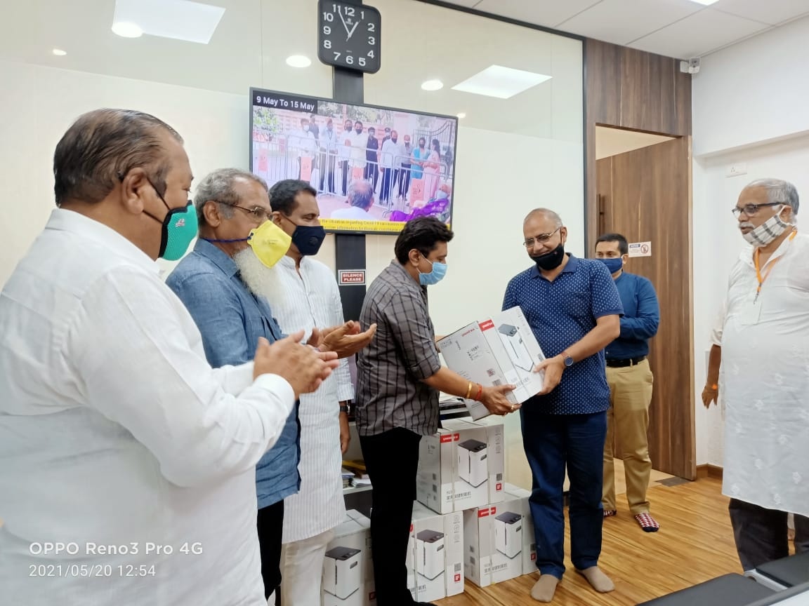 With an intention to help the patients under the grasp of corona and to overcome the shortage of oxygen caused due to Covid- 19; Oxygen Concentrator Machines were distributed to the RSS Sangh with the support received from Mr. Nitin Sunderji who shared th