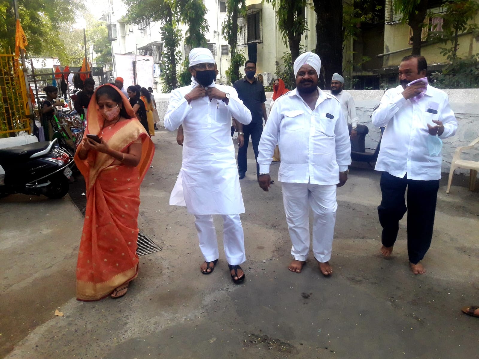 On the occasion of Guru Nanak Jayanti visited Guru Nanak Darbar at Sai Baba Nagar, S.V. Road, Borivali(W) and took the blessings of  Shri. Guru Nanak. Senior Corporator Mr. Pravin Shah and Corporator Mrs. Bina Doshi were present on this occasion.