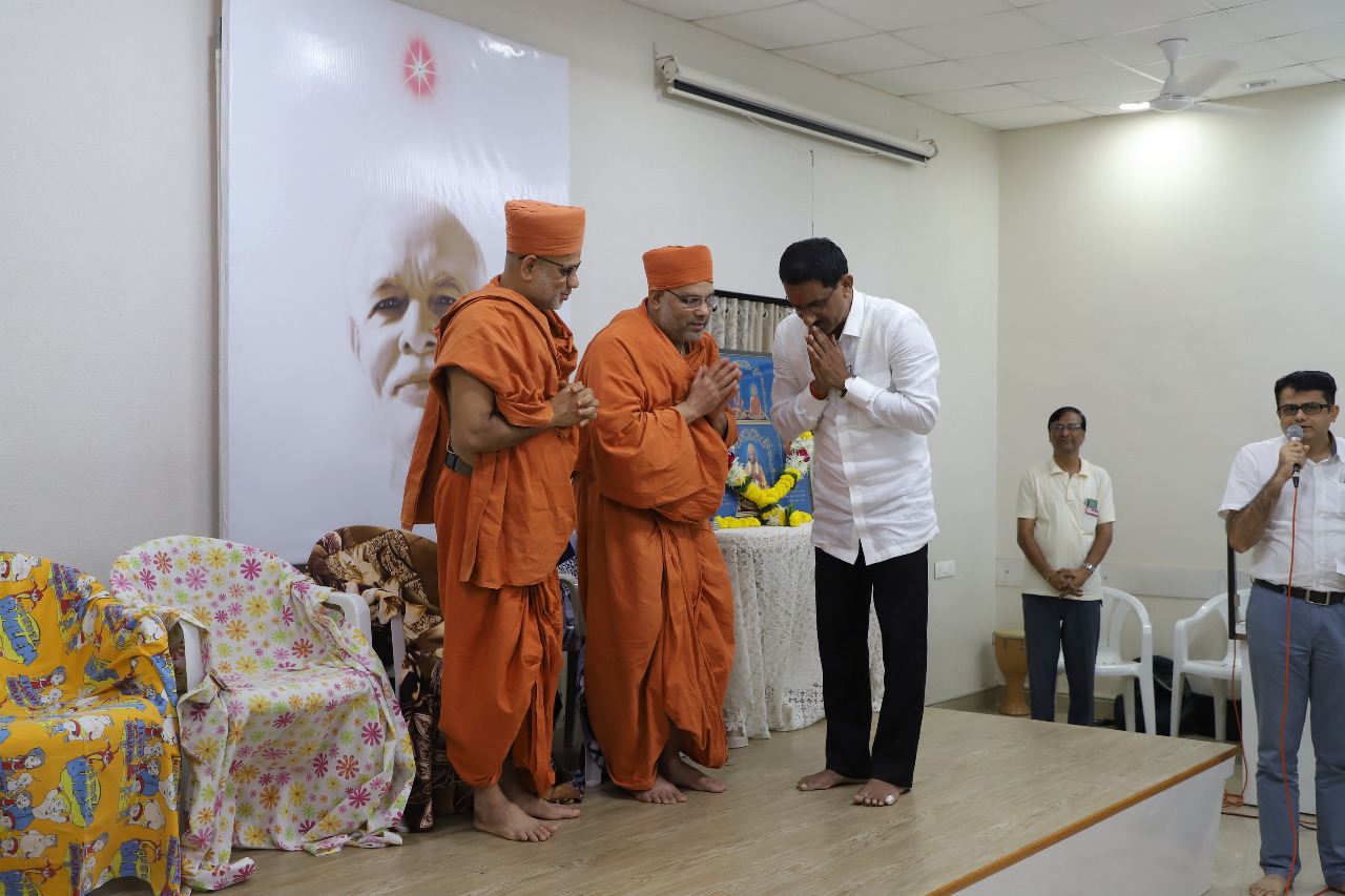 Shri. Sunil Rane attended Swaminarayan sabha and took blessings from Pujya Haripriya Swamiji & Pujya Krutarth Swamiji.