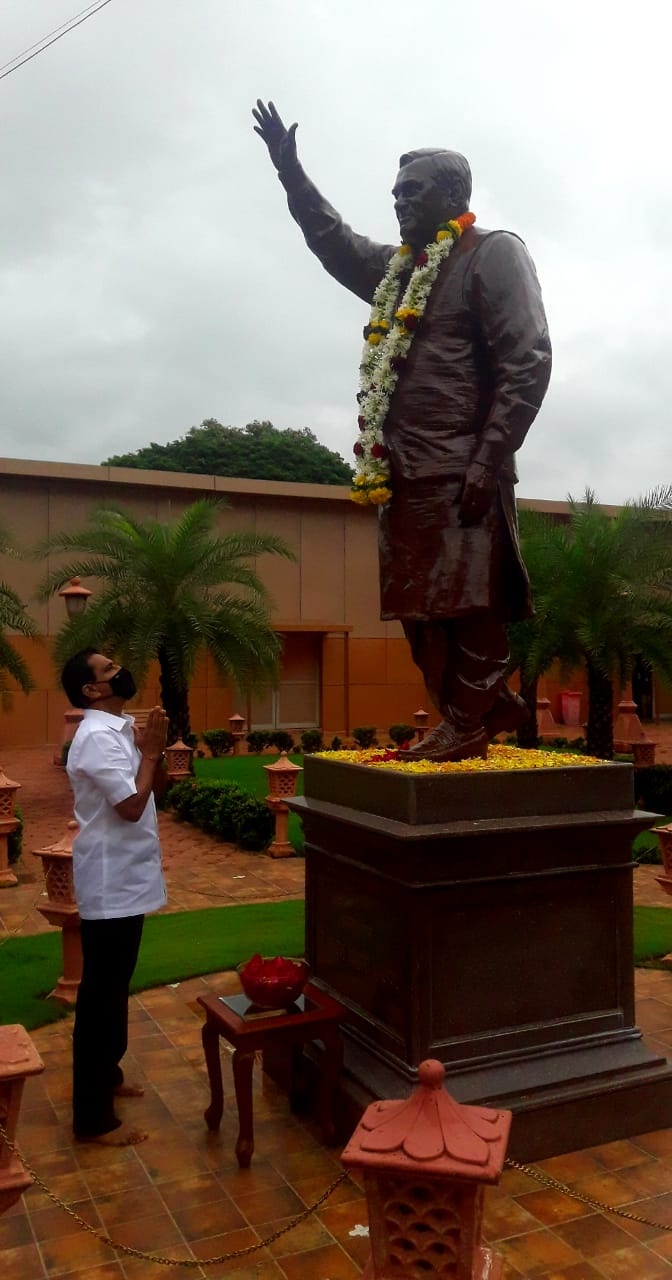 This morning visited Atal Smruti Udyan, Shimpoli, Borivali(W) to pay homage in the memory of Late Shri. Atal Bihari Vajpayee on the occassion of his Death Anniversary. Corporator Mrs. Bina Doshi, BJP Padadhikaris and Karyakartas were also present !