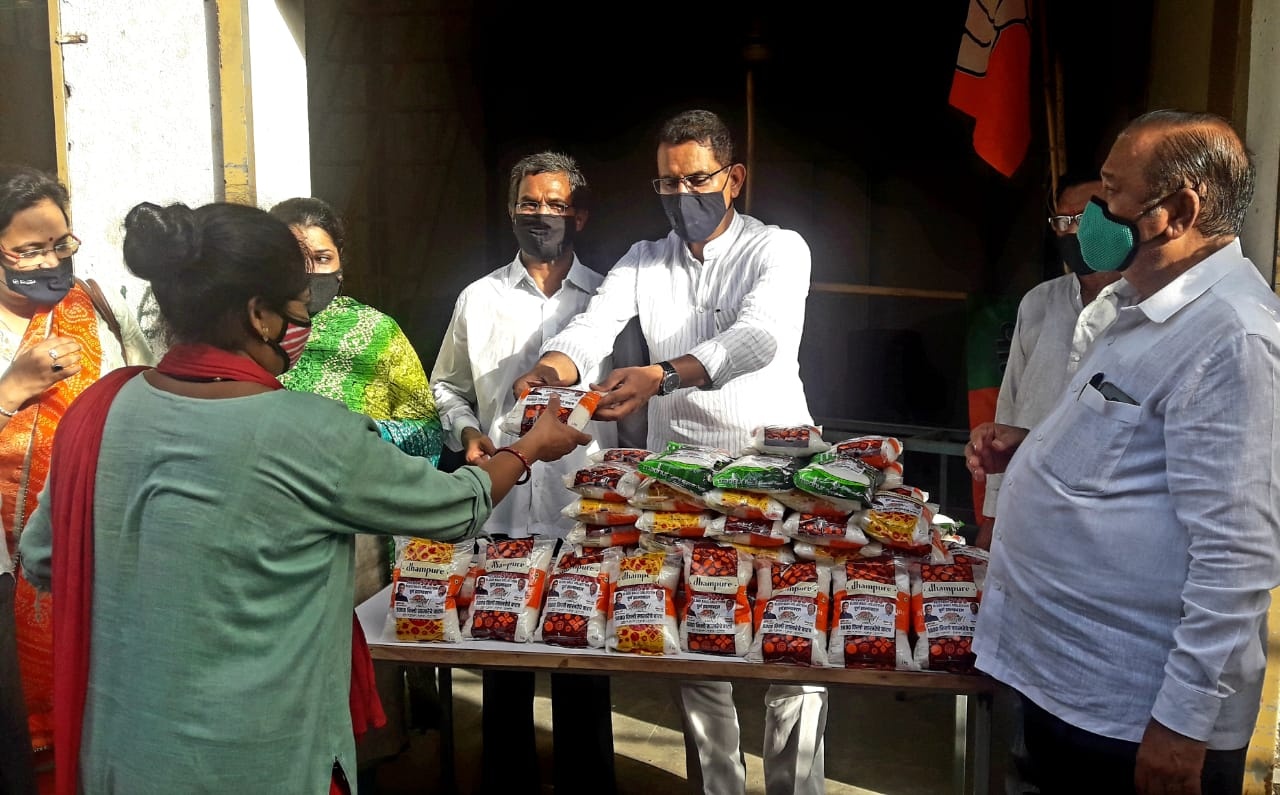 Distribution of 5000 kg sugar is continued at Ambedkar nagar, near lake garden, charkop & sai dham chawl ward no.18 kandivali (W) for the local residents as a goodwill gesture on the successful completion of the vision of collecting 5000 blood bags initia