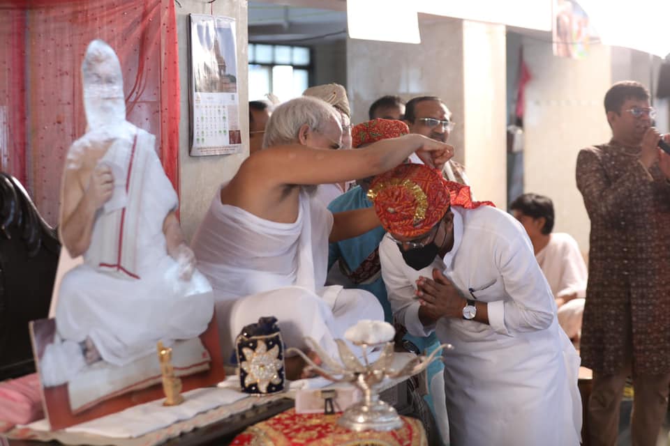 On the Occasion of Rakshabandhan took blessings from Acharya Bhagwant Rajratna and Rashmiratna Surishwar Maharaj at  Sambhavnath Jain Derasar Mandir, Jambhali Lane, Borivali (W). Sr. Corporator Mr. Pravin Shah were also present