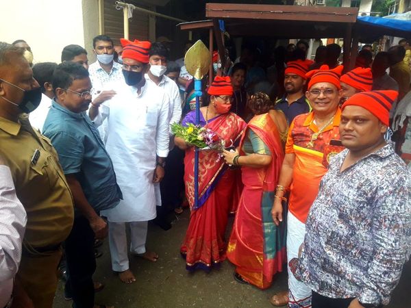 Attended the ??arali Purnima?? procession that is a yearly tradition at Vazira village.  Corporator Mrs. Anjali Khedkar, Former Corporator Mr. Shiva Shetty , BJP Padadhikari and Karyakartas were a part of this procession.