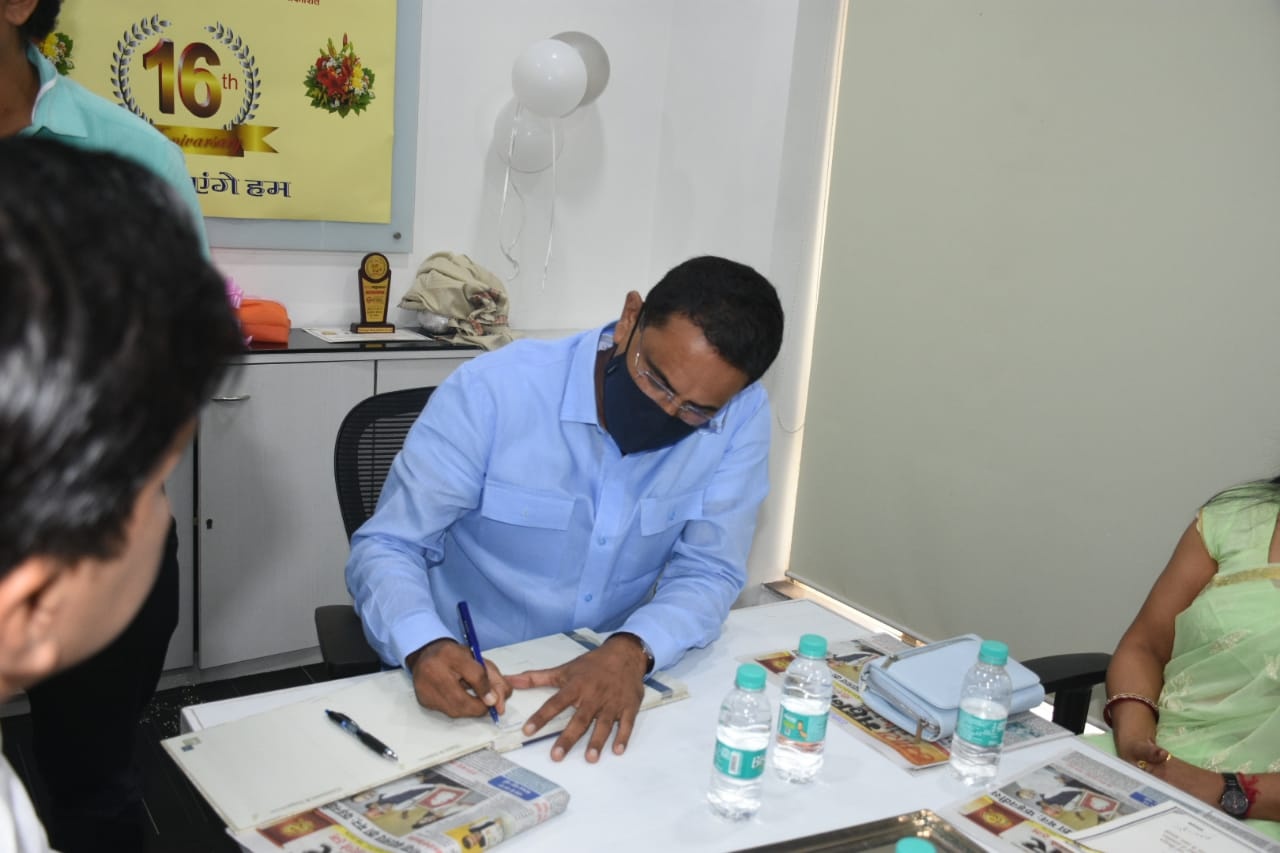 Visited the office of Hamara Mahanagar at Powai on the occasion of their 16th anniversary. The Hamara Mahanagar team recognized my work done during the Covid-19 pandemic and was felicitated as a ??ovid Yoddha?? Humara Mahanagar Editor Mr. Antesh Singh, Ex