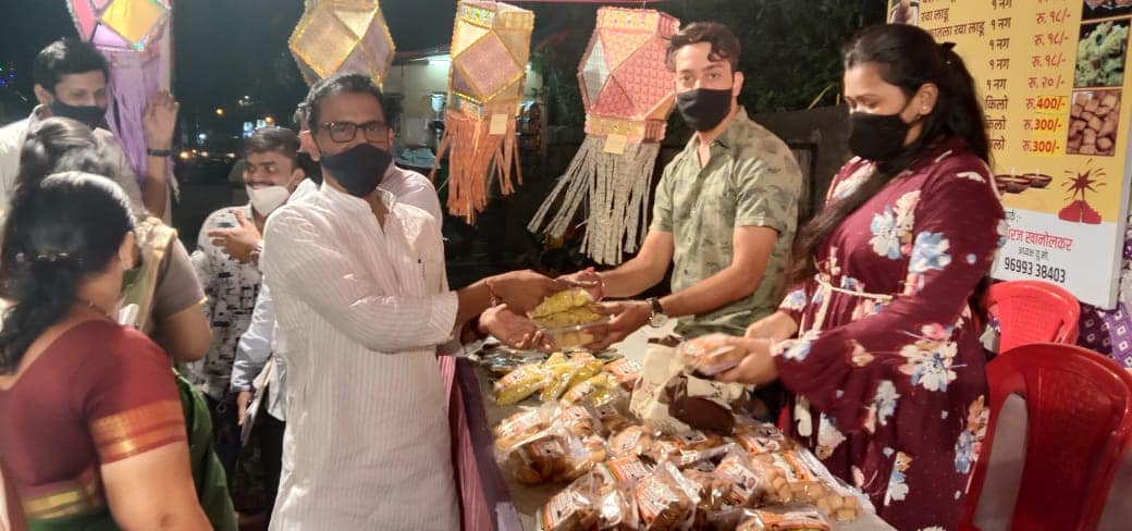 Under the initiative of Aatmnirbhar Bharat and Women Empowerment, Jai Durge Mahila Bachat Gat has organized a Diwali Faral Stall at ward no.16 wherein they will be providing Faral at a low prices to the citizens, visited this stall and wished them all the