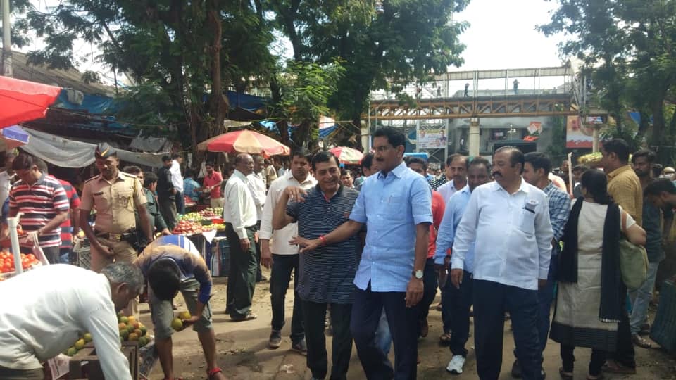 Shri. Sunil Rane visited the Borivali Fruit, Flower, Fish & Vegetables market along with BMC officials & Corporator Pravin Shah ji.
