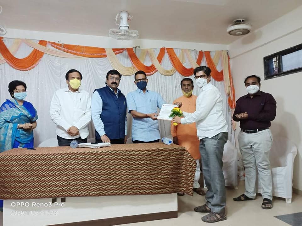 Visited the graduate voters in the villages of Osmanabad and during the campaign, interacted with the school teachers.