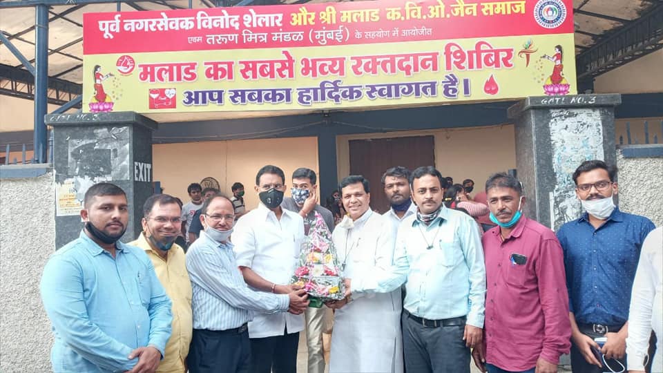 Attended Blood donation camp organised by Mr. Vinod Shelar (BJP Mumbai Secretary and Former Corporator), Shri Malad East K.V.O Jain Samaj & Tarun Mitra Mandal at Malad today. Interacted with the blood donors and encouraged them too.