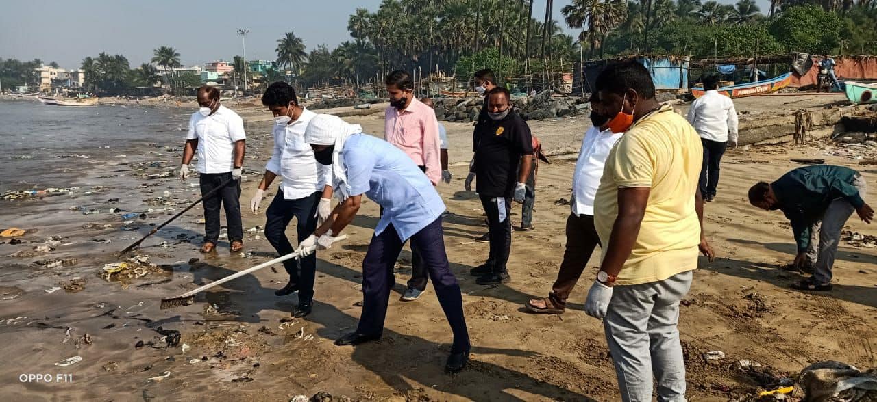 On the occasion of birth anniversary of Swami Vivekananda, BJP Borivali Constituency organized a cleanliness drive at the beach in Manori village. This drive was successfully carried out by all the BJP office bearers and Karyakartas.