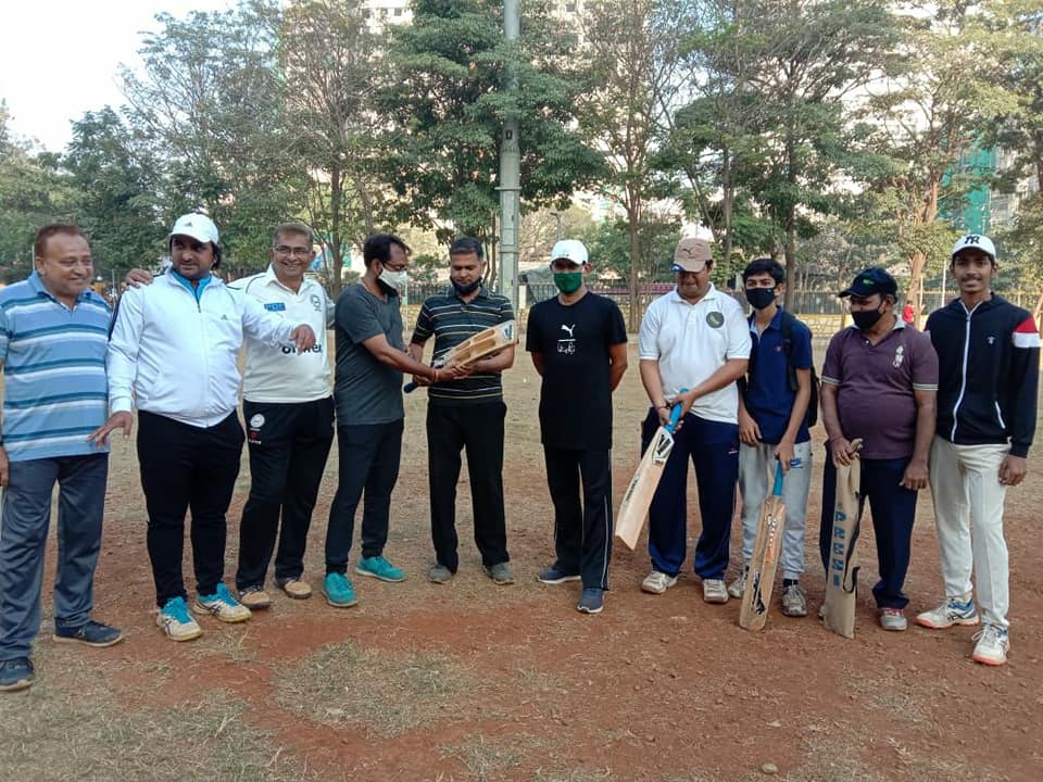 Started my day by playing cricket at 7am at Major Kaustubh Rane ground near  Pawandham in Borivali Constituency. 