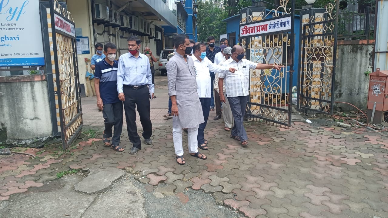 Visited Jeevan Prabha C.H.S. in Chandavarkar Road, Borivali(W) and interacted with the local residents to understand their grievances.  Also, attended the Food Grain Distribution Program organised for the needy citizens under the initiative 'Pradhan Mantr