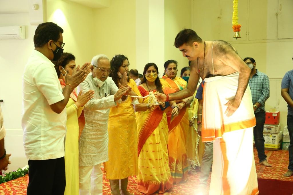 Performed the 1st day Maha Aarti of Mata Amba this evening alongwith Mrs Varsha Rane at Navratri Utsav organised by Durgadevi Navratra Utsav Samiti.  Former Minister of Higher & Technical Education Mr. Dattaji Rane, North Mumbai MP Mr. Gopal Shetty, Sr. C