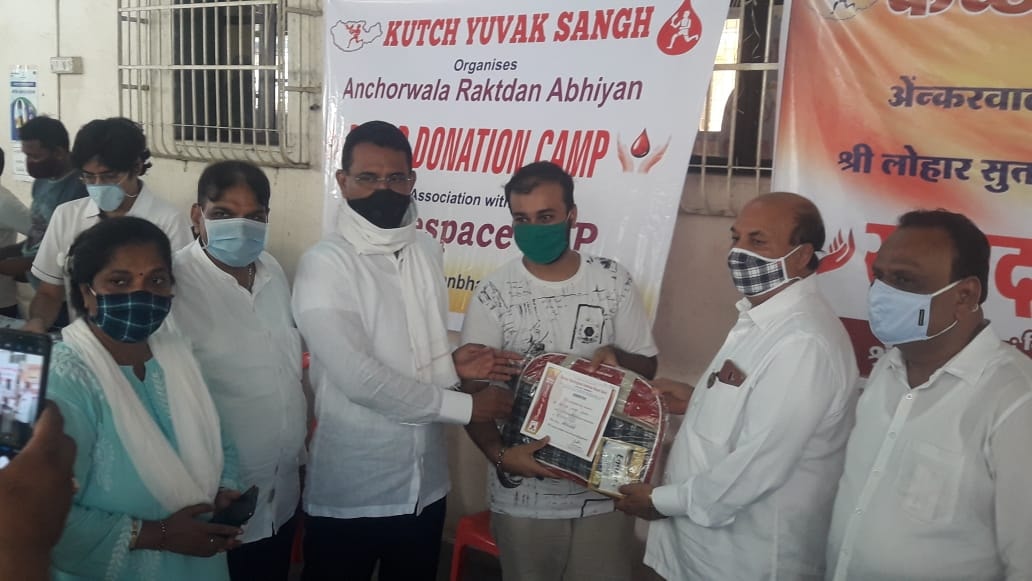 Attended the Ancherwala Blood Donation camp organised by Kutch Yuvak Sangh in Borivali (E) in collaboration with Shree Lohar Sutar Gyaati Hitechak Organisation. Thanks to all the donors and collaborators to participate in the blood donation camp!