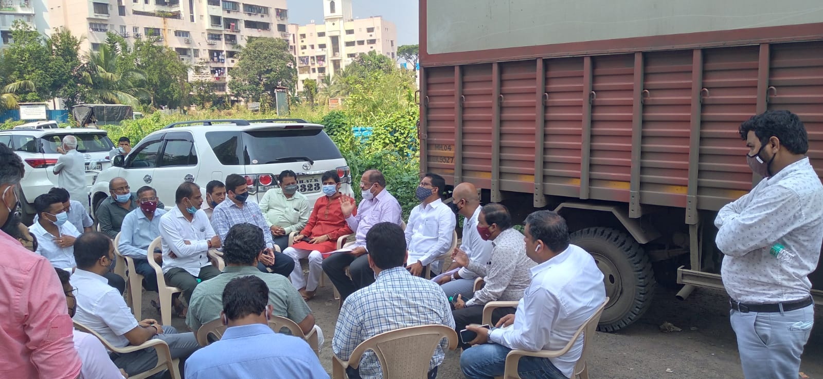A Joint visit done today about  road development work to connect Yoginagar and Jayraj Nagar in Borivali Constituency. North Mumbai MP Mr.Gopal Shetty, Corporator Mr. Jitendra Patel, Mahanagar Palika Officers and Local Residents were also present!