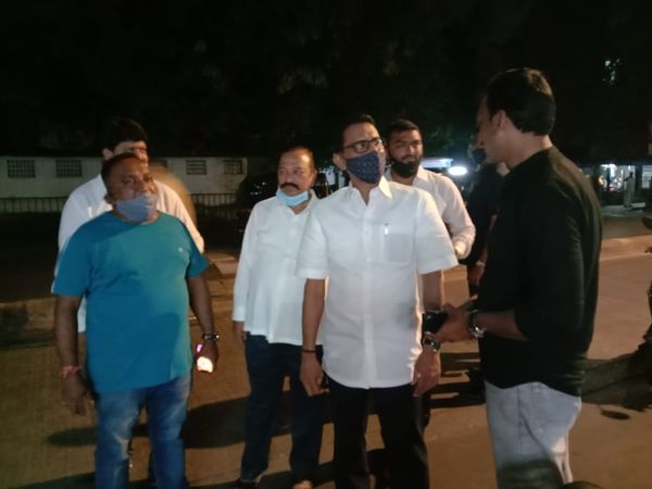 After holding a meeting of Shaktikendra Pramukh and Booth Pramukhs in Ward No. 17 at Borivali (W) this evening, while walking with BJP Padadhikari in Ward No. 16, learned about the problems of the citizens. 
