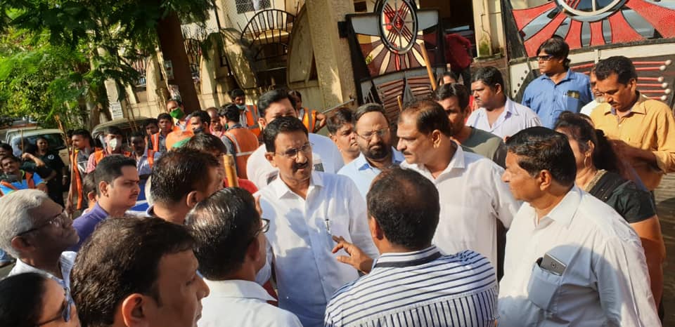 Shri. Sunil Rane attended clean up drive this morning at Yogi Nagar, Borivali West.