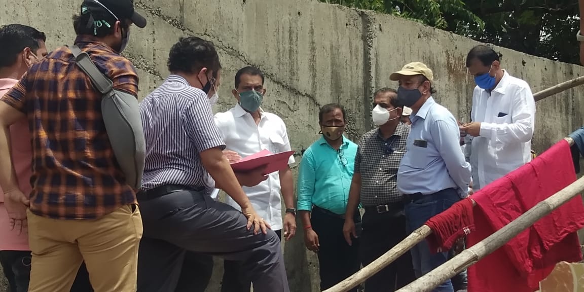 During my rounds in Borivali Constituency, The Local Residents of Ganeshwadi, Borivali (E) complained about the accumulated debris of the Slums at the time of construction of the Railway Safeguard that has not been cleaned up yet due to which the surround