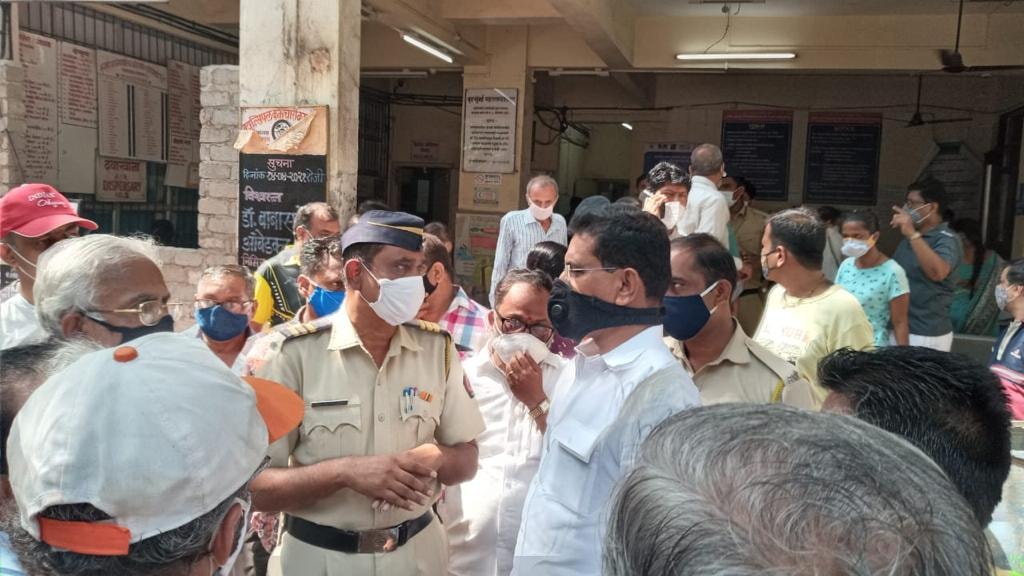 Today, visited the Vaccination Centre at KrantiJyoti Savitribai Phule, Brihanmumbai Municipal Hospital, Borivali (East) and interacted with the fellow citizens present to know about their concerns or any challenges being faced by them as well as had a dis