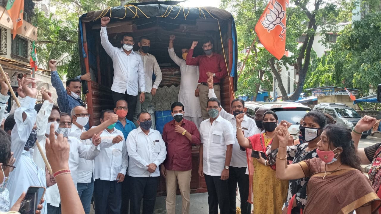  Helping Hand to Konkan! The recent Tauktae Cyclonic Storm has hit the Konkan Region gravely thus causing overwhelming damages to the Farms, Orchards as well as Homes and Properties of many families.  The BJP Borivali Assembly have extended a helping hand