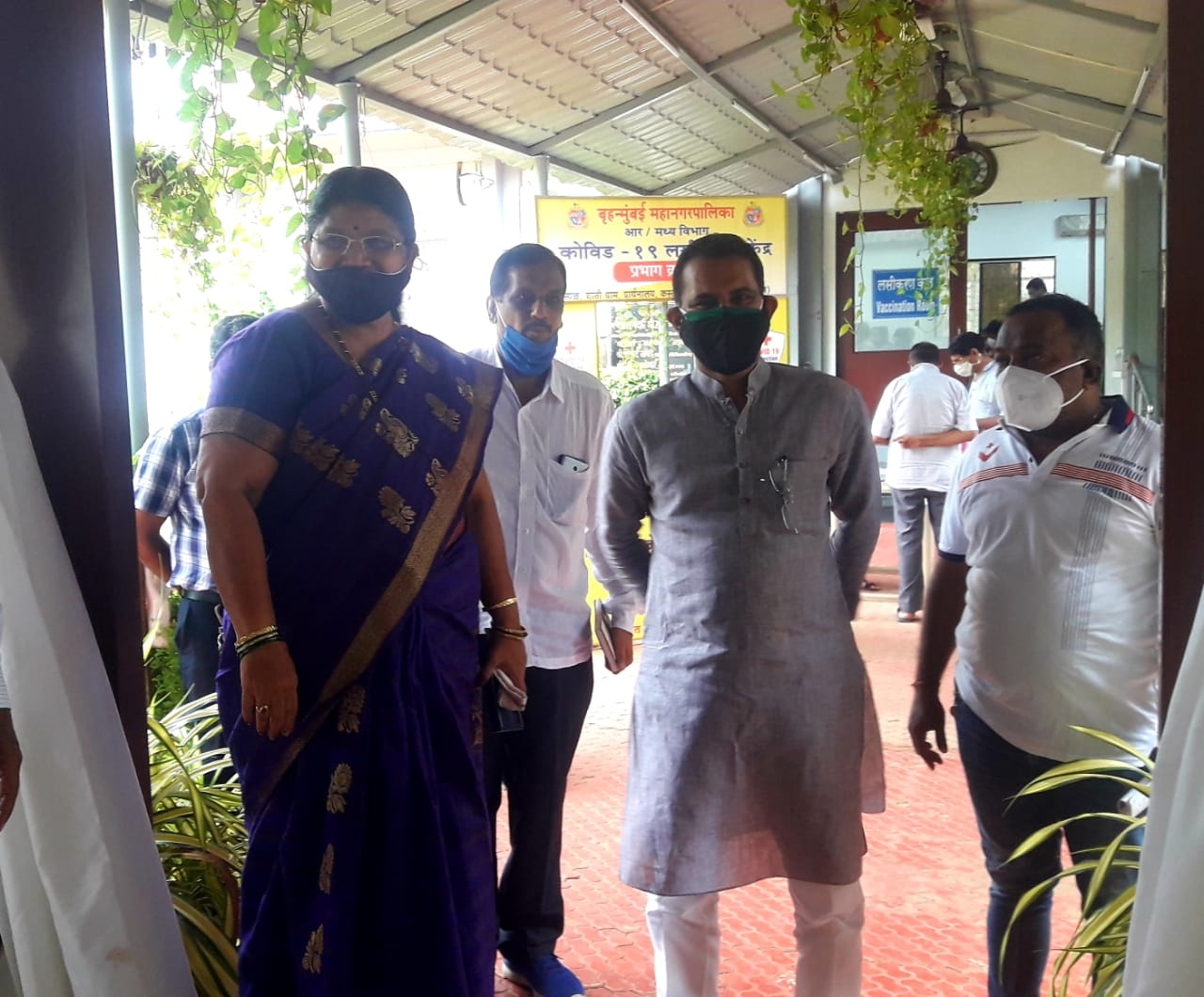 Inspected the work of Covid-19 Vaccination Centre by Mumbai Municipal Corporation R / Central Division at Shanti Dham, Prarthanalaya Kastur Park, Shimpoli, Ward no 16, Borivali (W); and learned about the problems of the citizens present for vaccination. M