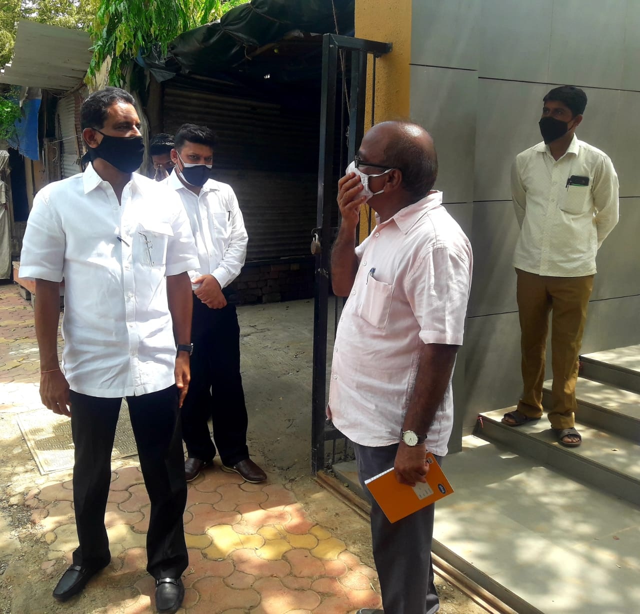 Inspected the work of Swami Vivekananda Library and Study at New MHB Colony, Borivali (W) Ward no.16,soon to be opened and available for the citizens of Borivali !