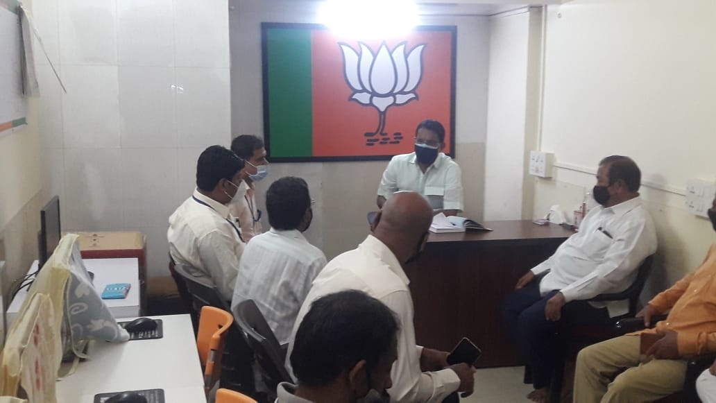 Interacted with the BJP Karyakartas at Charkop Public Relation Office, Sector 3 , Ward no 18  on strengthening the party and also discussed about the local issues and solutions !