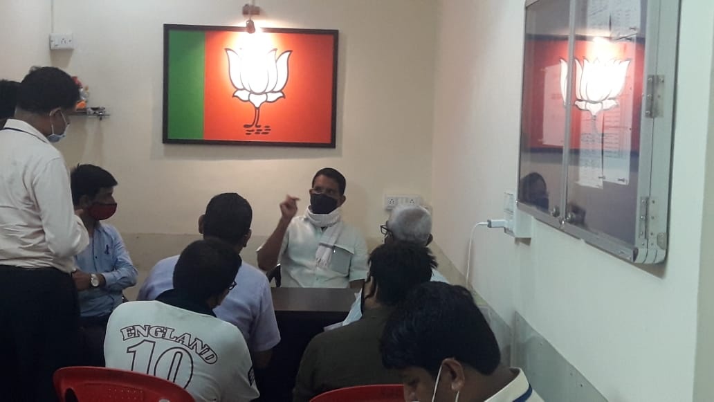 Discussed on the solutions about the grievances recieved from the local residents of Gorai , Ward no 9 at the BJP Public Relations office along with BJP Karyakartas!