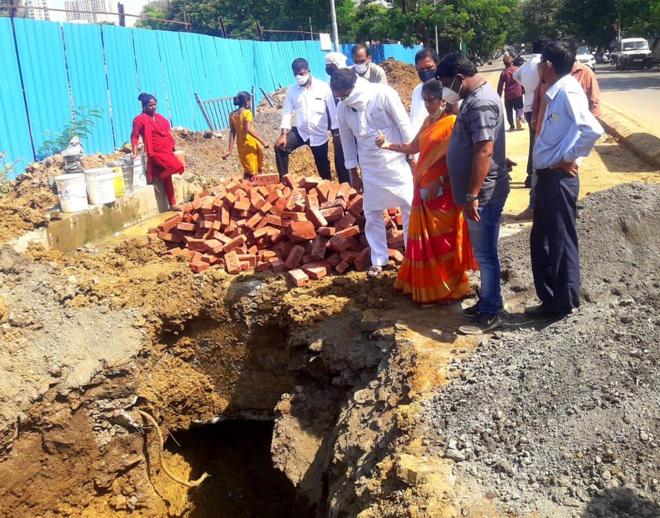 Inspected the work of the Sewers outside Kora Kendra Ground 2 , Ward no 17, Borivali (W).  Corporator Mrs. Bina Doshi, BJP's Post Holders and Karyakartas were also present during the inspection.
