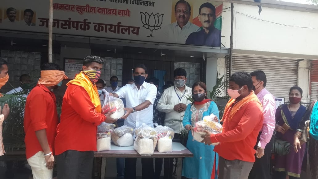 Grocery kits were distributed at Borivali Public Relation Office to the workers of Borivali Railway Station Licensed Porters Union to help them in these difficult situations caused due to Covid-19 Pandemic !