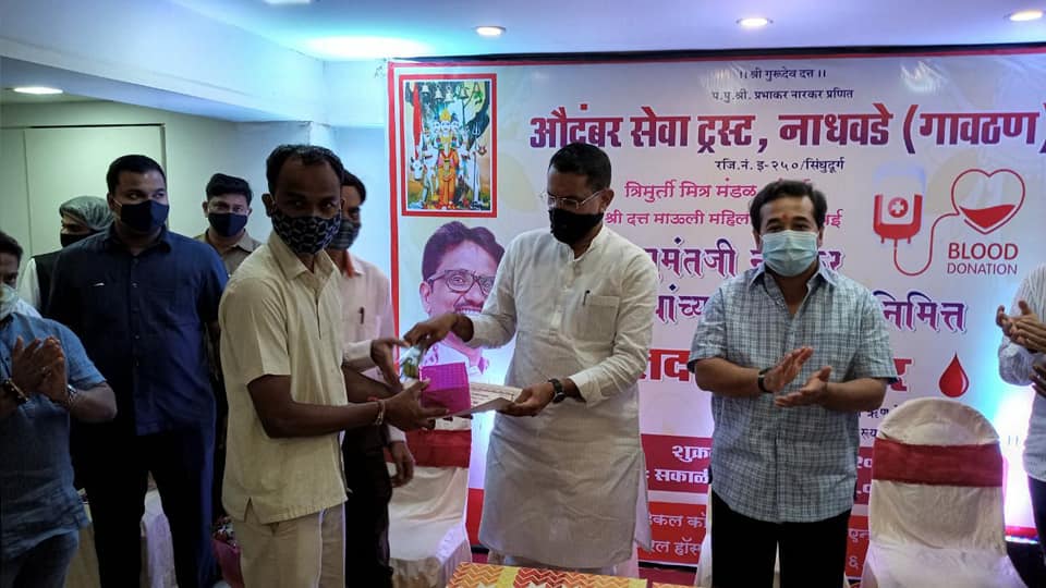 BJP MLA Shri.Nitesh Rane visited BJP Borivali Office today. Also, visited a blood donation camp organised by Audumbar Seva Trust, Nadhavade (Gavthan) on the occasion of Mr. Hanumant Narkar's birthday along with MLA Shri. Nitesh Rane and encouraged the blo