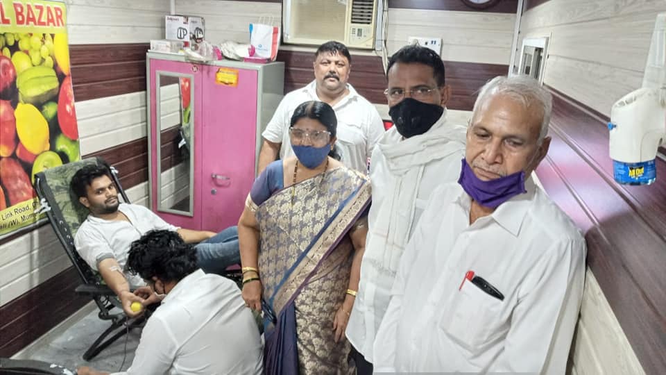 Visited blood donation camps organised by  Chikoowadi Resident Welfare Association, Bunts Sangha Mumbai and Apna Fal Bazar Trust and encouraged the blood donors present.