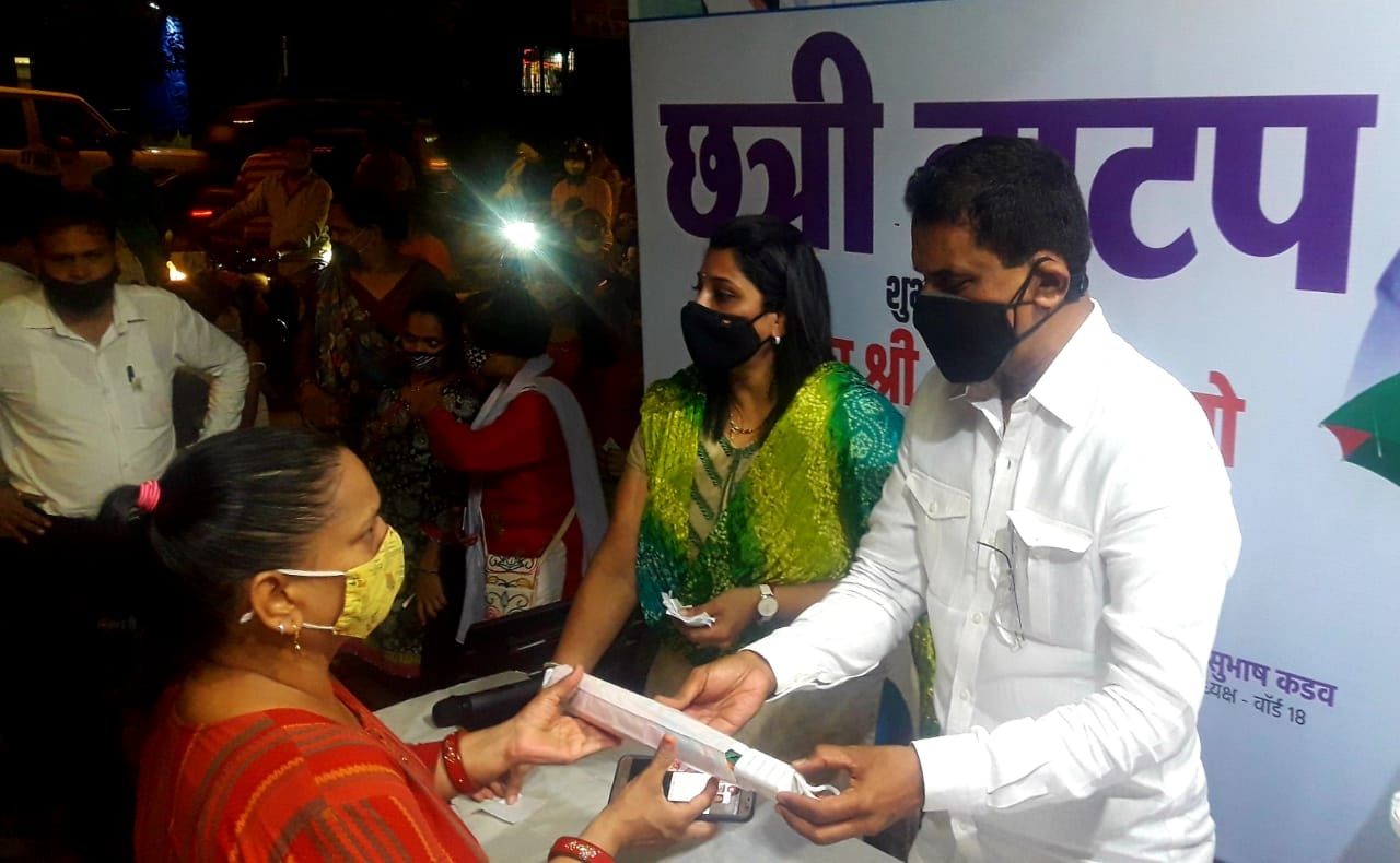 BJP Borivali Constituency Organised Distribution of Umbrellas to all Ladies of Ward No. 18, Charkop,  Kandivali(W). Also took note of the problems raised by the Local Residents of that area and assured them of the quickest resolution.  BJP Post Holders an