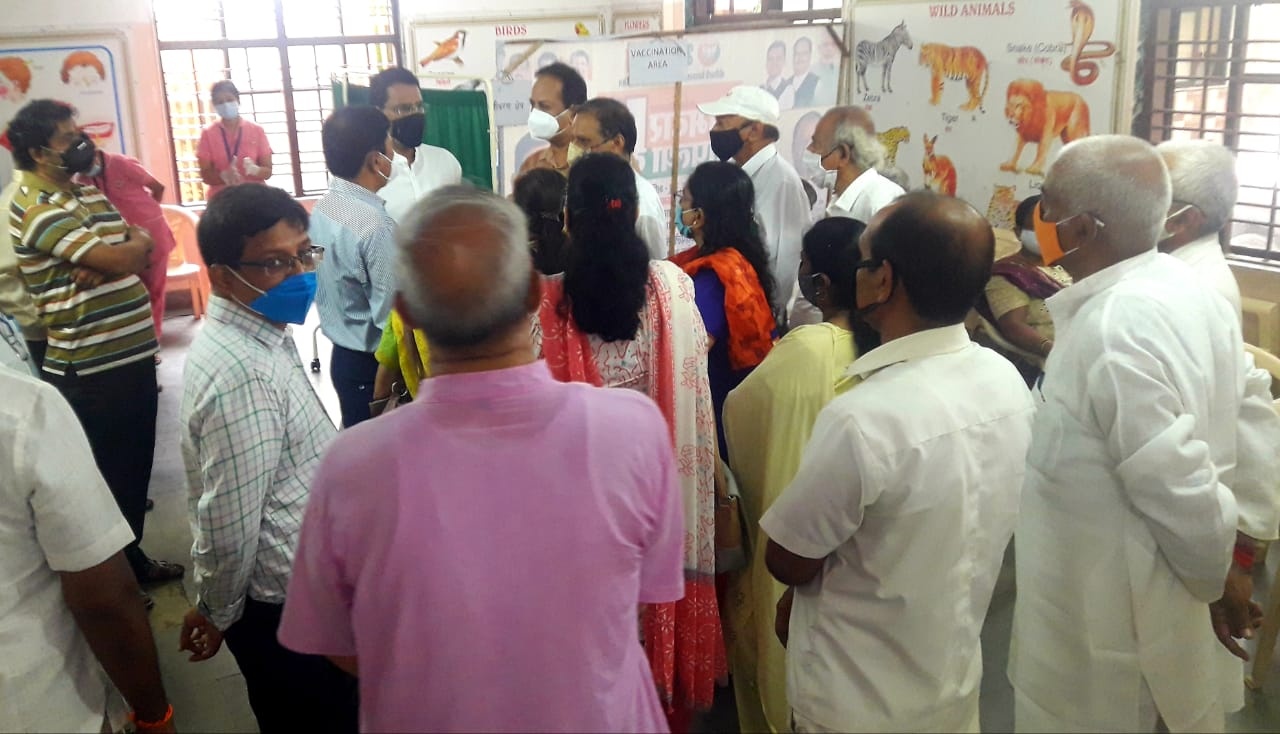 Attended the Blood Donation Camp  and Covid-19 Vaccination Centre Organised by Amarkant Jha Smriti Pratishthan and Nana Palkar Smriti Samiti at Babhai Naka, Ward No. 16, Acharya Narendra School Borivali (W). North Mumbai MP Mr. Gopal Shetty, BJP Post Hold