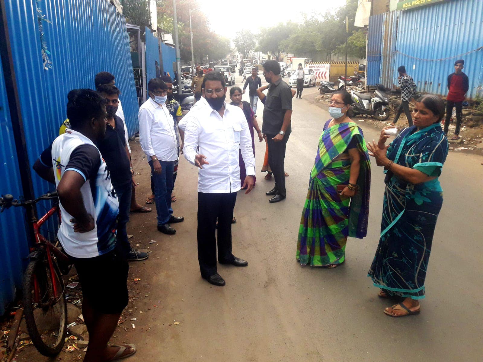 Inspected the work being done at Swami Vivekananda Chauk, S.V. Road, Borivali (W) and gave instructions regarding traffic management. Also inspected the new road near the flyover at Rajendra Nagar, Borivali (E) and gave instructions on install dividers.  