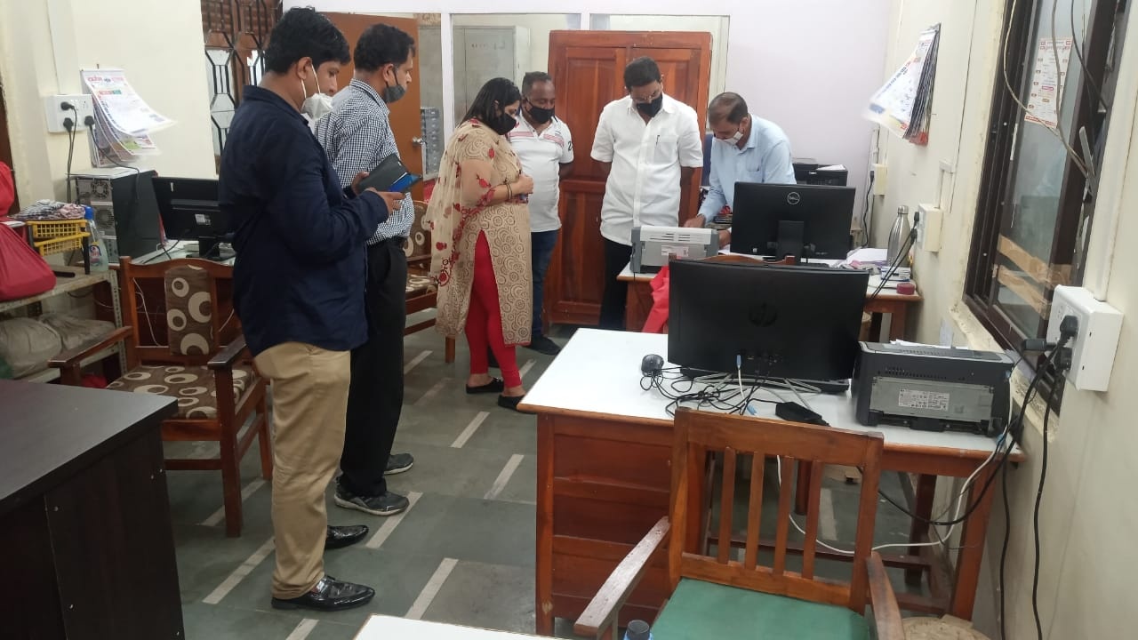 Visited Sanjay Gandhi Yojana Office at Eksar road, Tehsildar No. 2, in Borivali to discuss on various government schemes available for the citizens welfare.  Former Corporator Mr. Shiva Shetty, BJP Post Holders and Karyakartas are also present !