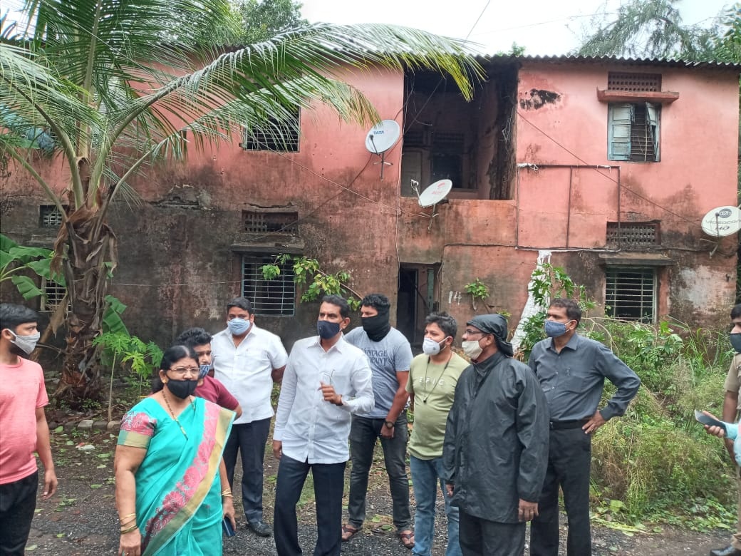 Interacted with the residents of Transit Camp in New M.H.B Colony, Ward No.16, Borivali regarding redevelopment of the building and surrounding areas. Corporator Anjali Khedkar and Mumbai Repair Board Officers were also present.