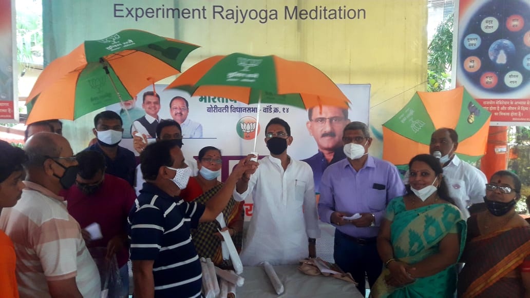 Umbrella Distribution Event Organised  for Citizens in Seniority House of  Siddharth Nagar, Magathane Ward No. 14, Borivali(E) . Corporator Mrs. Asavari Patil, BJP Post Holders and Karyakartas also accompanied during the event visit!