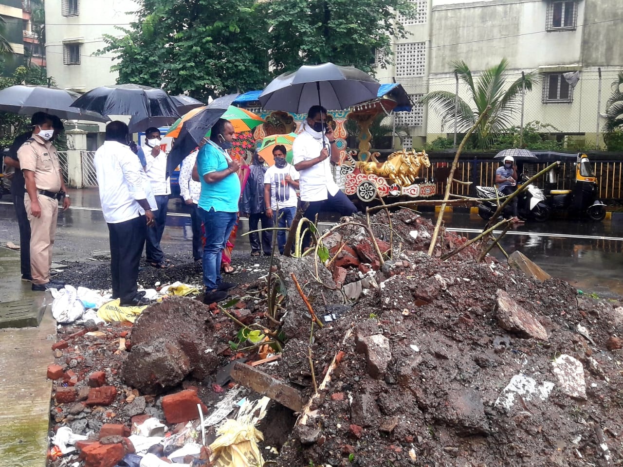 Visited the Chowk adjacent to Rajendra Nagar Police Station and in front of Parth Residential Society where the Road got recently widened for smooth travelling of the commuters. However, despite this lot of unnecessary building material were lying on the 