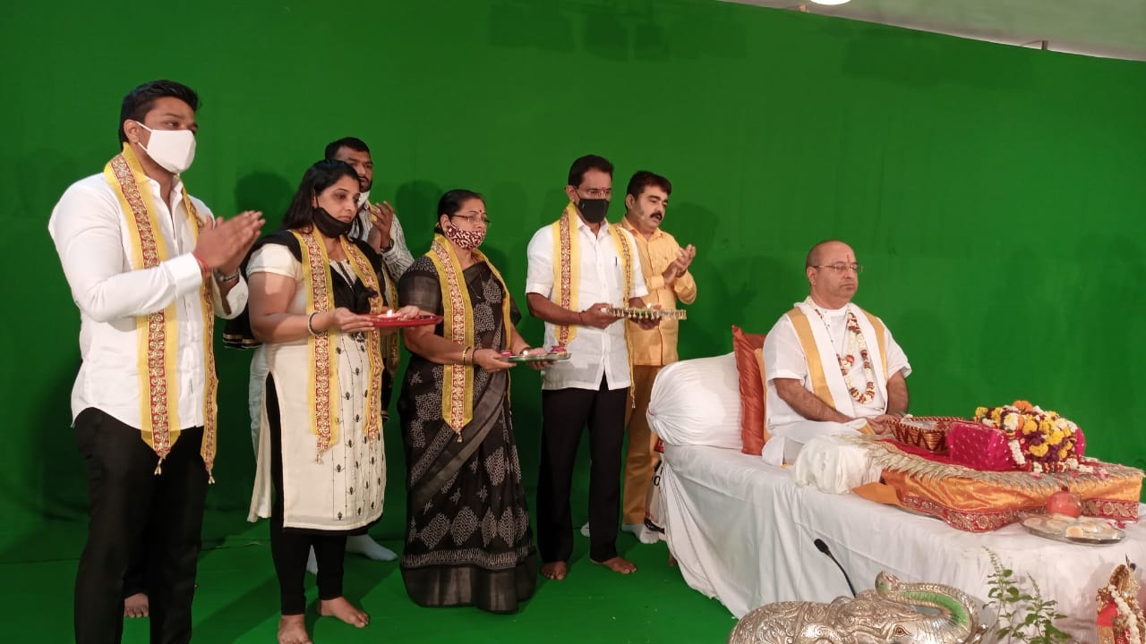 Attended the recitation of 'Shrimad Bhagwat Katha' by Pujyashree Bhupendra bhai Pandya ji. organized by Satkarma Parivar at Thakur Hall, Kandivali(E). Corporator Mrs. Asavari Patil, BJP office bearers and activists were also present !