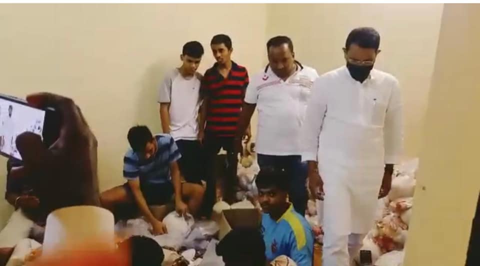 The members of Sai Krida Mandal are working on arranging relief packages for the citizens affected by the floods in Chiplun area. Visited the Mandal, near Tata Power to overlook on the arrangement being made. Former Corporator Mr. Shiva Shetty was also pr