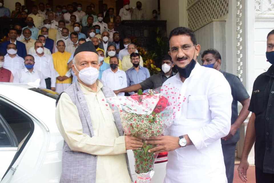 The members of 'Borivali 27 Sangh' were felicitated for their remarkable philanthropic work towards the society during the Covid-19 Pandemic.  For the same the members were felicitated as the ' Corona Warriors' by the auspicious hands of Governer of Mahar