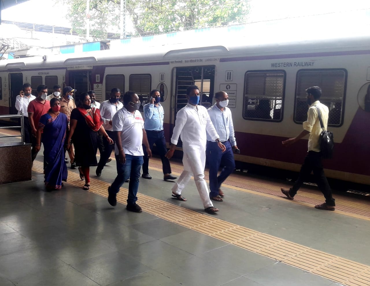Inaugurated the Renovation work to be started for the Rest House of Borivali Railway Station Licensed Porters Union. Former Corporator Mr.Shiva Shetty, BJP Padadhikaris and Karyakartas were also present!