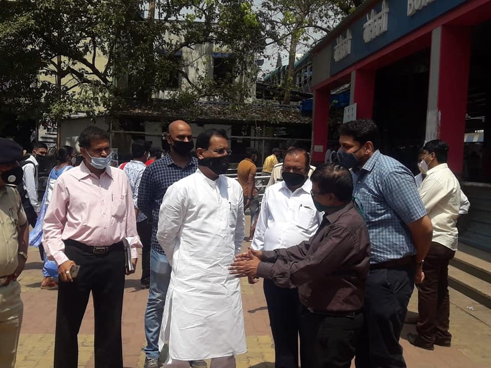 A Discussion was held at Borivali West station with BJP Karyakartas and concerned RTO officials and railway police to ensure smooth flow of traffic near Borivali station.