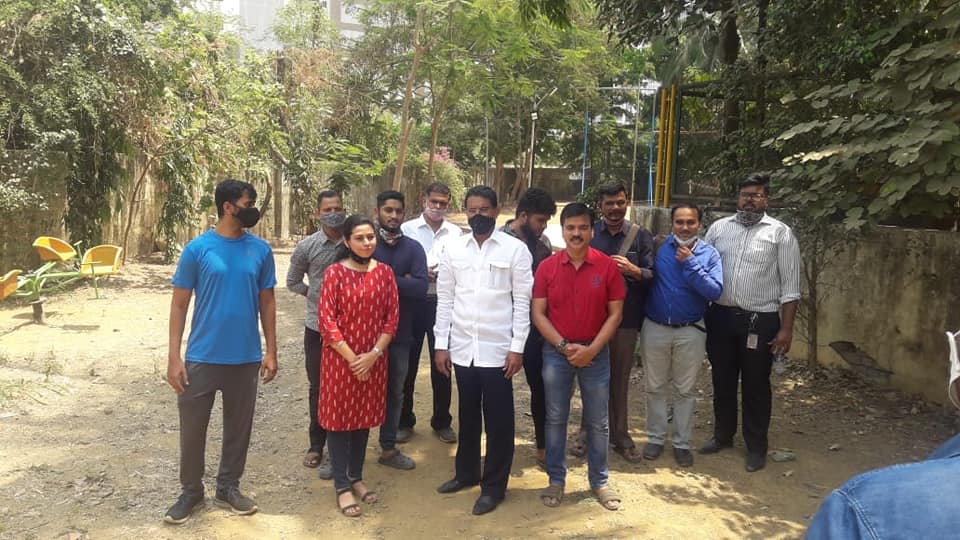 Inspected a ground at Sector No. 6 in Charkop, which is being maintained Morya Mitra Mandal. Suggested building toilets and maintenance measures for the ground. BJP Karyakartas were also present during the visit.