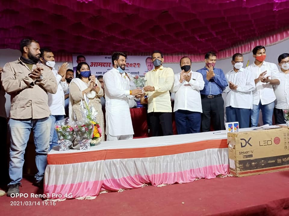 Attended Prize distribution ceremony of Aamdar Chashak cricket tournament organised by Sai Seva Sangh at Charkop sector 4, Borivali Constituency. Corporator Mr. Pravin Shah was also present.