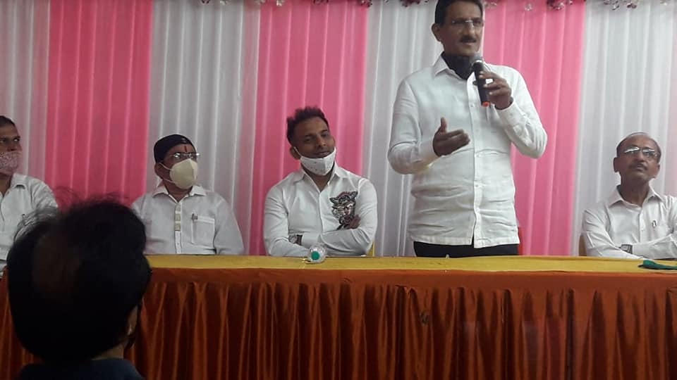 Met residents of housing societies of Charkop sector 8 & 9 regarding the issue of OC of societies. Also addressed the citizens regarding the developmental work being done in Borivali Constituency. Secretaries of all the residential societies and BJP Karya