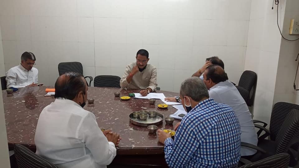 Visited Shri Sambhavnath Jain Derasar temple at Jambhali galli today and held a meeting with the trustees. At this time, corporator Mr. Pravin Shah and Mr. Snehal Bhai Shah from the Jain Derasar were present.