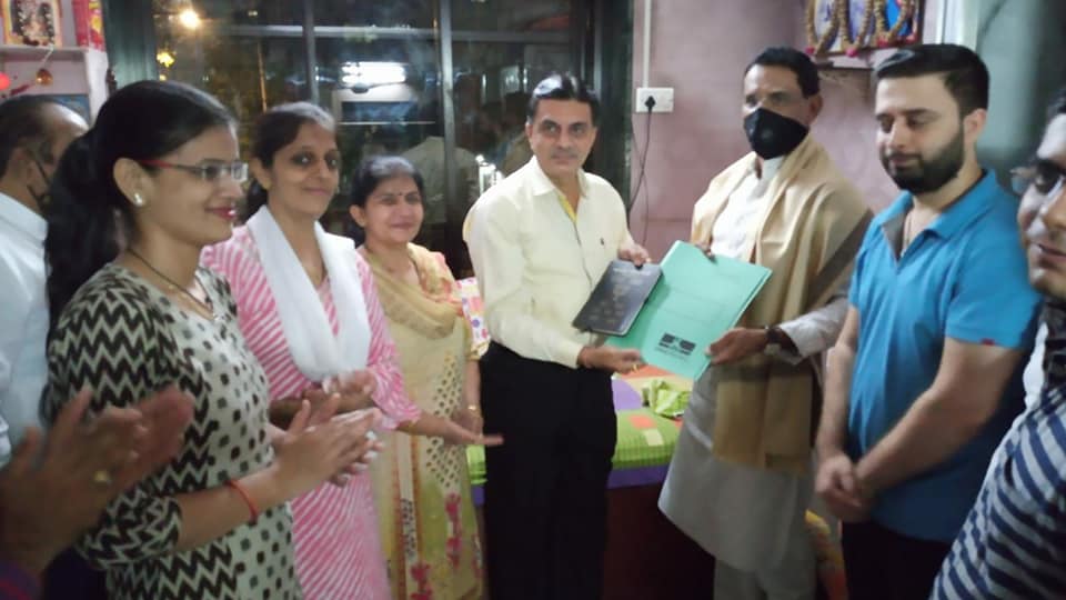 Visited the residence of  ShaktiKendra Pramukhs & Booth Pramukhs of Ward no. 15 in Borivali Constituency under the Jansampark Abhiyaan. Corporator Mr. Pravin Shah & Former Corporator Mr. Shivanand Shetty were also present.