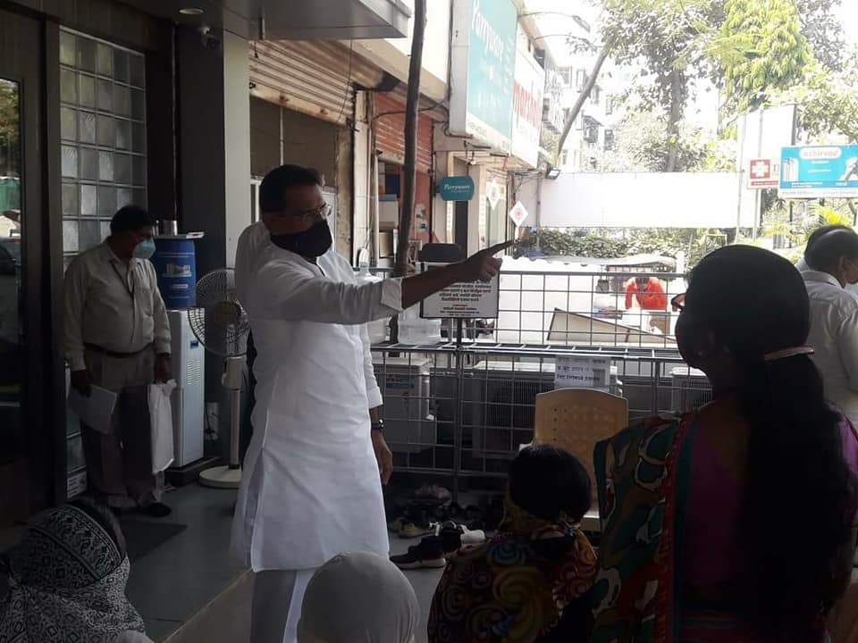 Residents of Indira Nagar visited BJP Borivali office. Met them and discussed regarding problems faced by them.